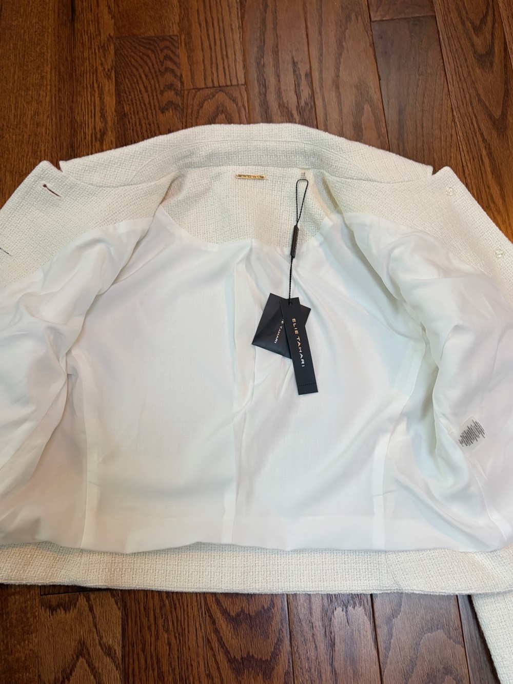 Elie Tahari Ivory Bouclé Structured Tweed Crop Jacket Gold Button Coat Size M - Picture 6 of 9
